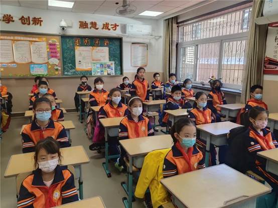 一群人在餐厅里
描述已自动生成